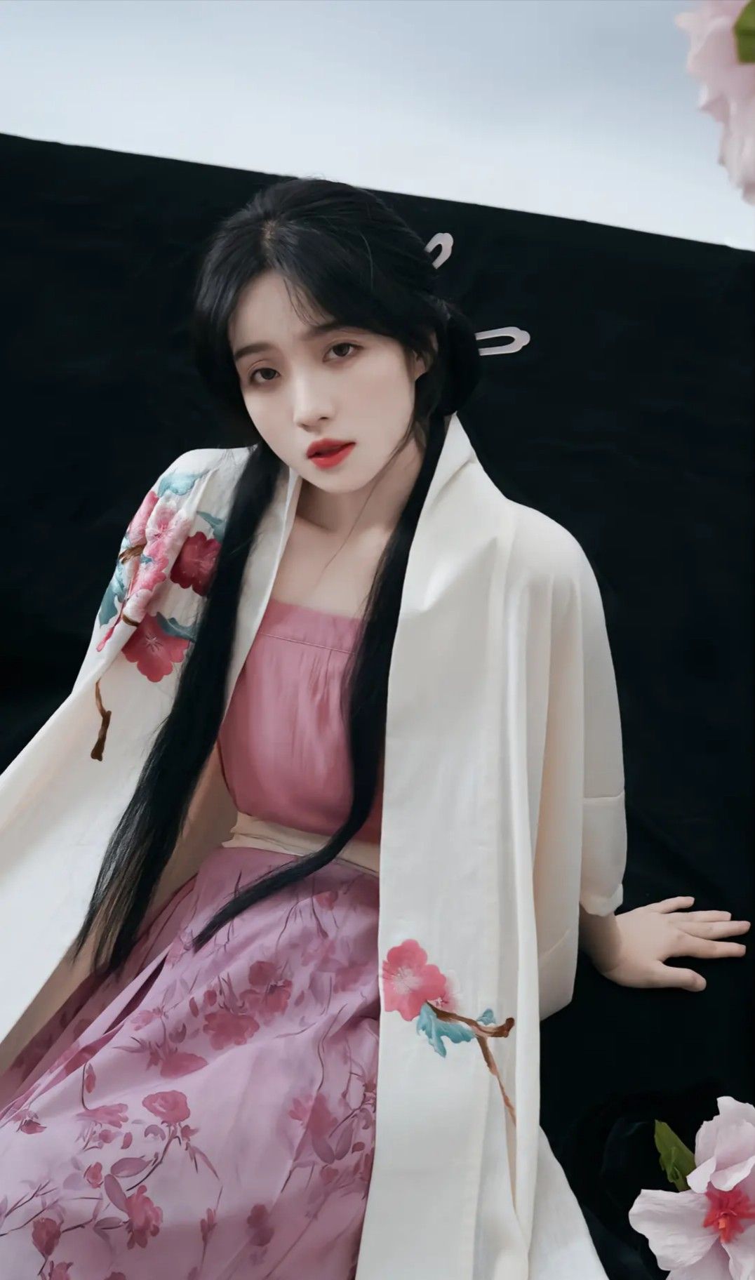 The Rise of Traditional Elegance:The Bridal Gown with Hanfu Robe Train The Rise of Traditional Elegance:The Bridal Gown with Hanfu Robe Train