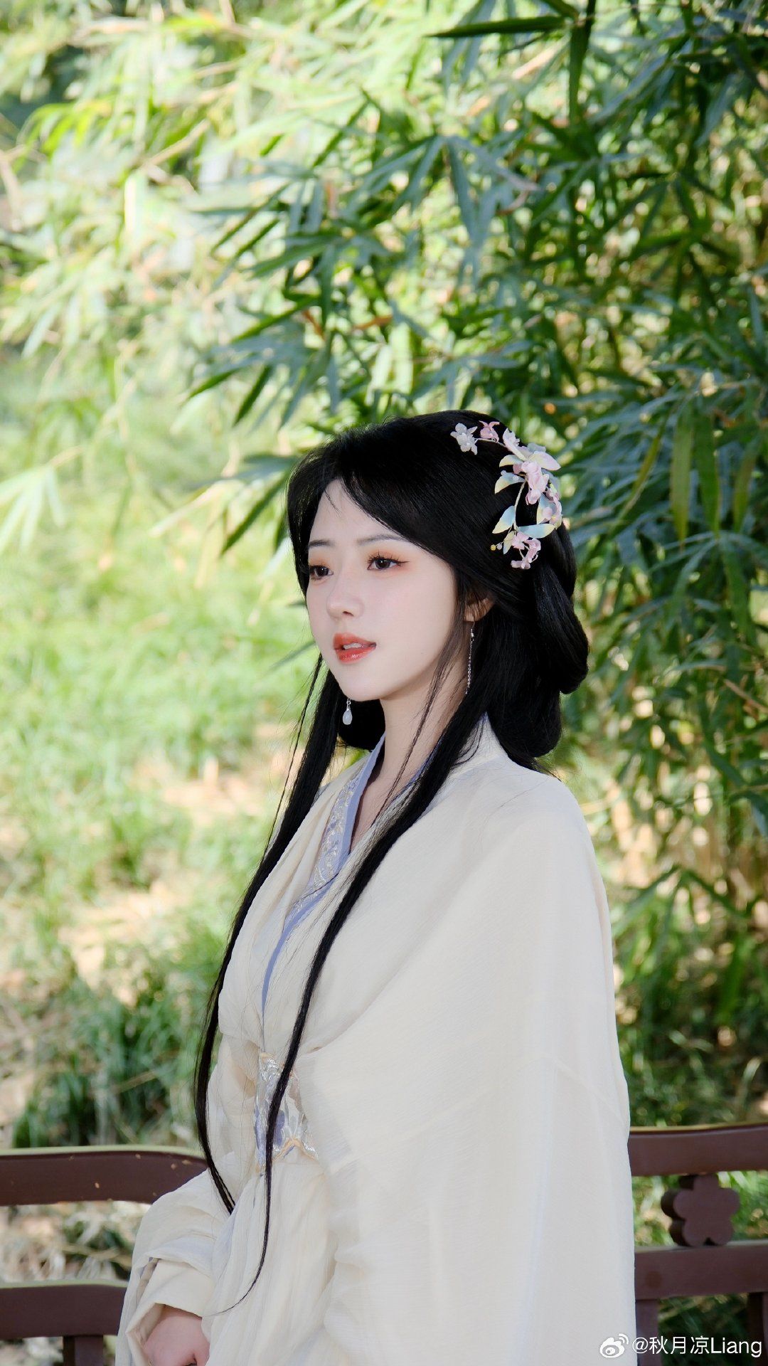 Summer Youth in Cheongsam:A Glance into Traditional Elegance Summer Youth in Cheongsam:A Glance into Traditional Elegance