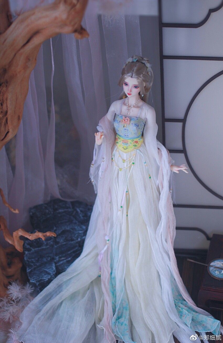 The Revival of Hanfu Fashion:漫春雪汉服的魅力与传承 The Revival of Hanfu Fashion:漫春雪汉服的魅力与传承