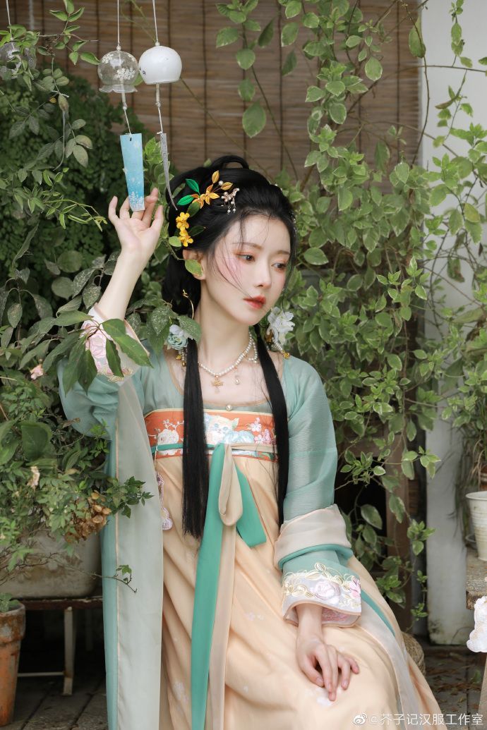 A Little Girls Ode to the Cheongsam Qipao:The Charm of Traditional Chinese Elegance A Little Girls Ode to the Cheongsam Qipao:The Charm of Traditional Chinese Elegance