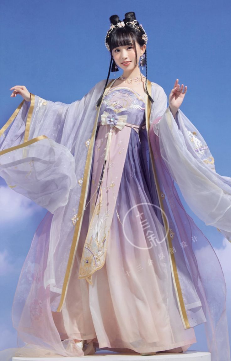 The Rise of Cheongsam with an Outer Spring Jacket:Fashioning the Spring and Autumn Trends