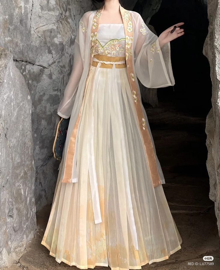 The Enchantment of Low-Heeled Shoes with Cheongsam:A Cultural Fusion of Fashion and Tradition The Enchantment of Low-Heeled Shoes with Cheongsam:A Cultural Fusion of Fashion and Tradition