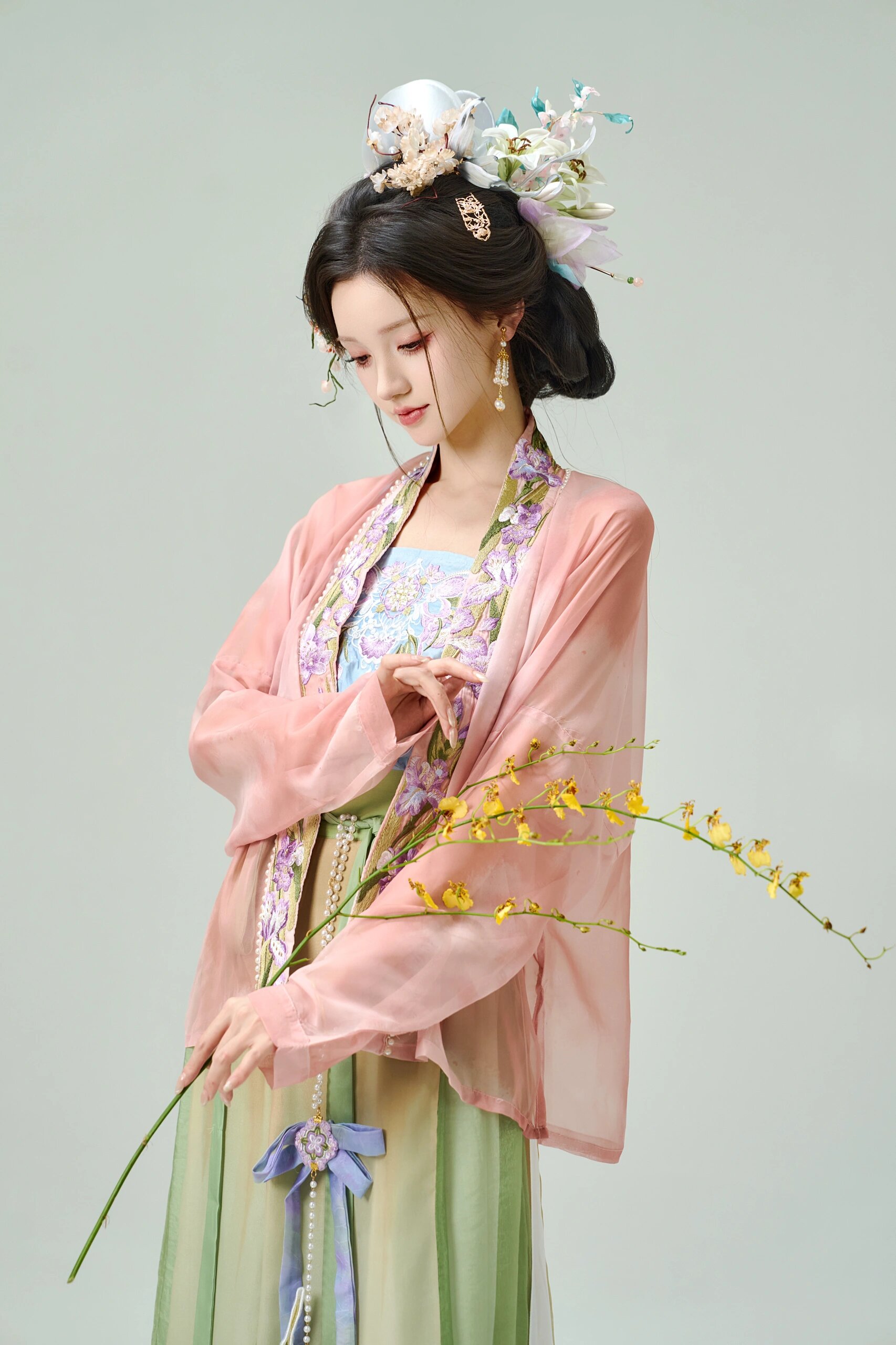 The Allure of Mid-Length Cheongsam Dress:A Blend of Tradition and Modern Elegance The Allure of Mid-Length Cheongsam Dress:A Blend of Tradition and Modern Elegance