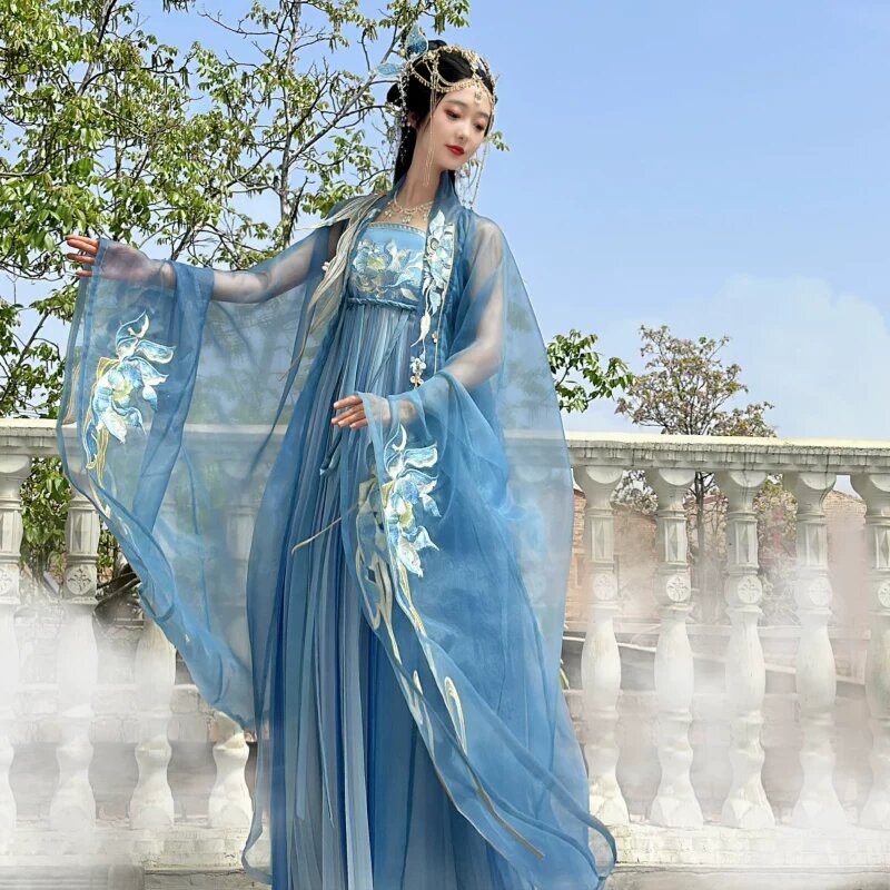 New Years Celebration in Neo-Chinese Cheongsam Style Embracing Tradition and Modernity New Years Celebration in Neo-Chinese Cheongsam Style Embracing Tradition and Modernity