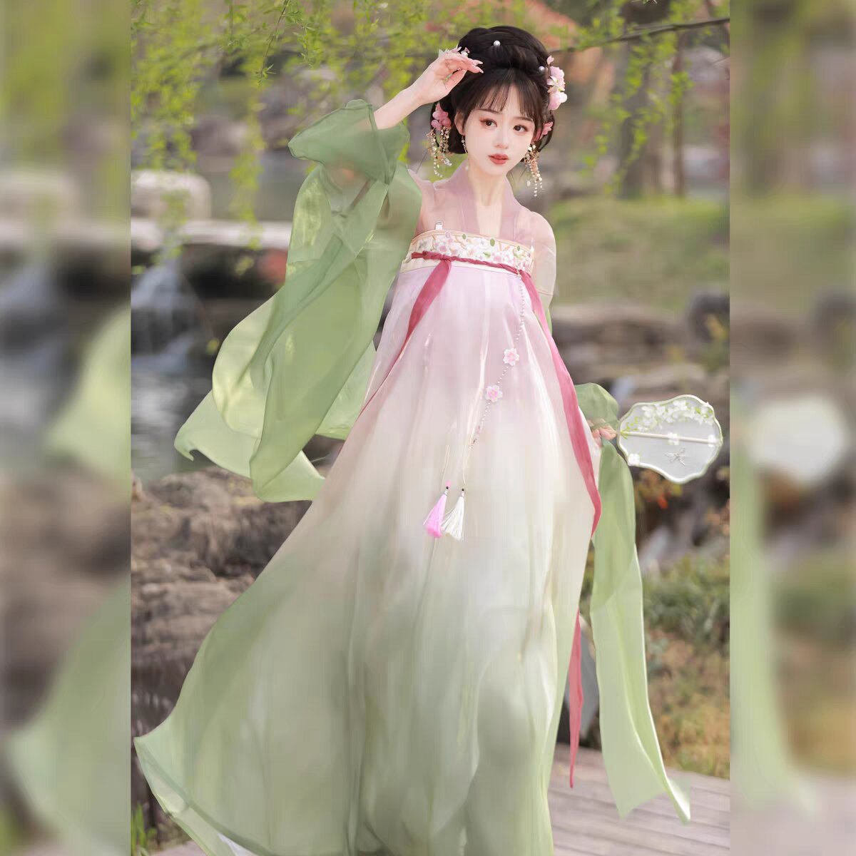 Blooming Beyond the Realm:Hanfu and the Forgotten River of Dreams Blooming Beyond the Realm:Hanfu and the Forgotten River of Dreams