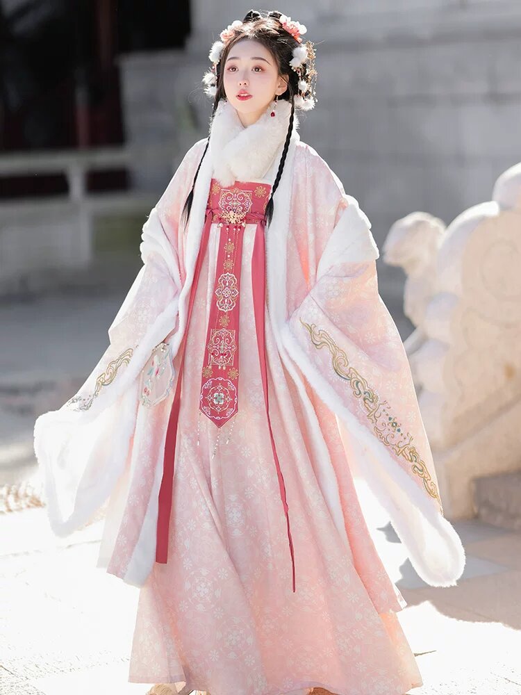 Embroidery on the Way:The Story of Hanfu Shoes and the Women Who Wear Them Embroidery on the Way:The Story of Hanfu Shoes and the Women Who Wear Them