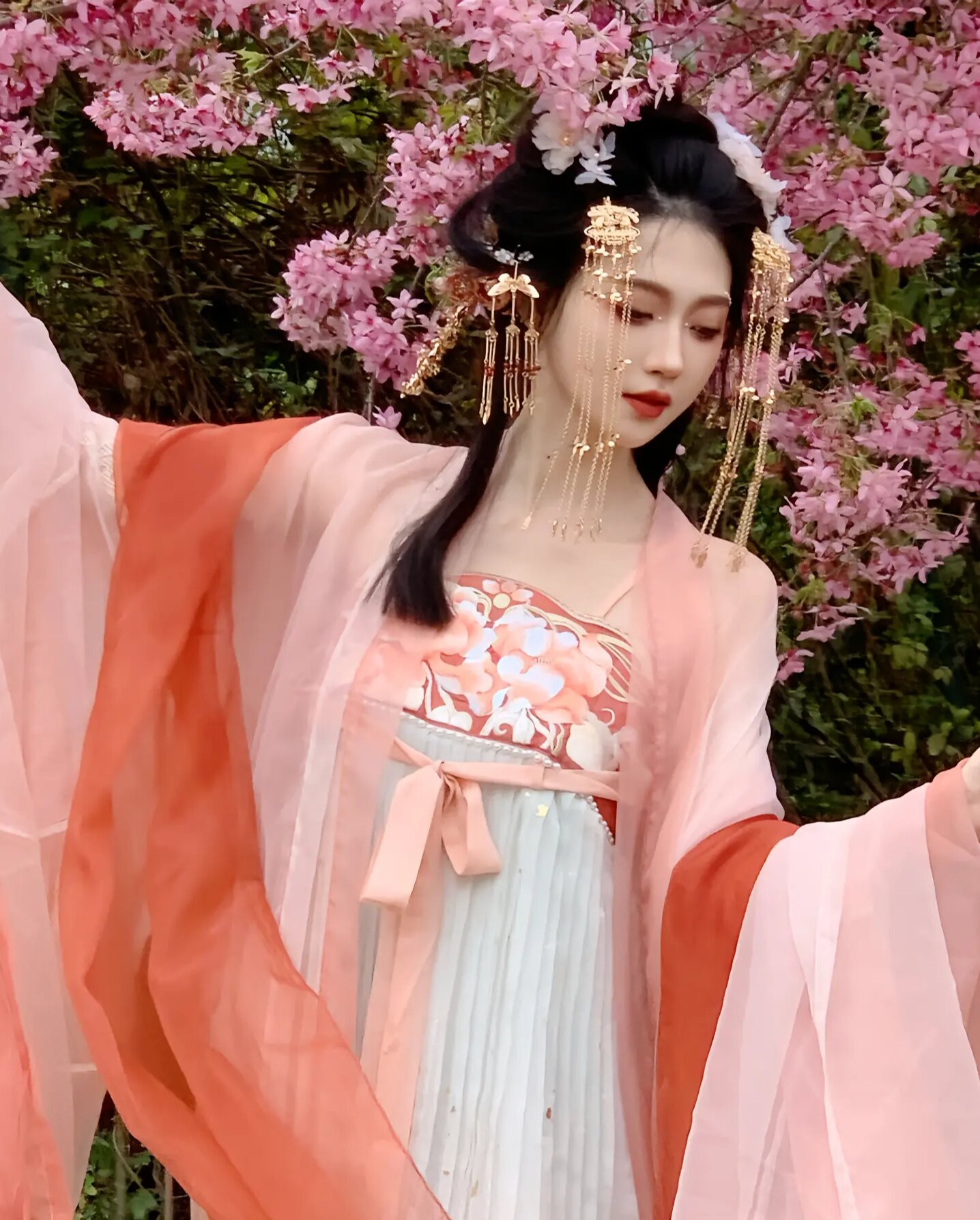 Orange Splendor:The Revival of Hanfu Fashion Orange Splendor:The Revival of Hanfu Fashion