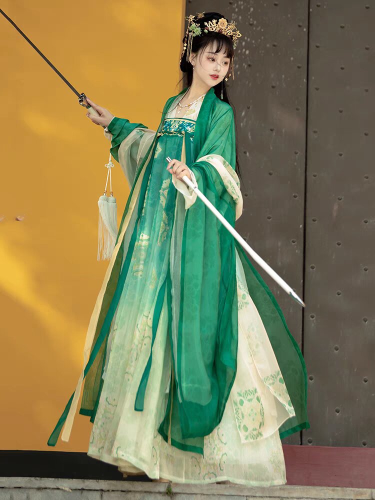 Innovating Hanfu Fashion for Spring and Summer:Modern Adaptations and Evolution Innovating Hanfu Fashion for Spring and Summer:Modern Adaptations and Evolution