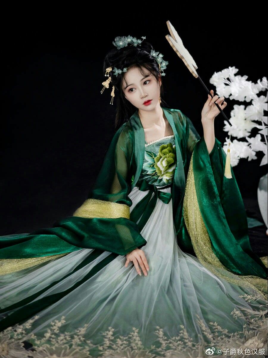 The Otherworldly Charm of Qiyao Hanfu:The Blooming Lotus of Cultural Continuity