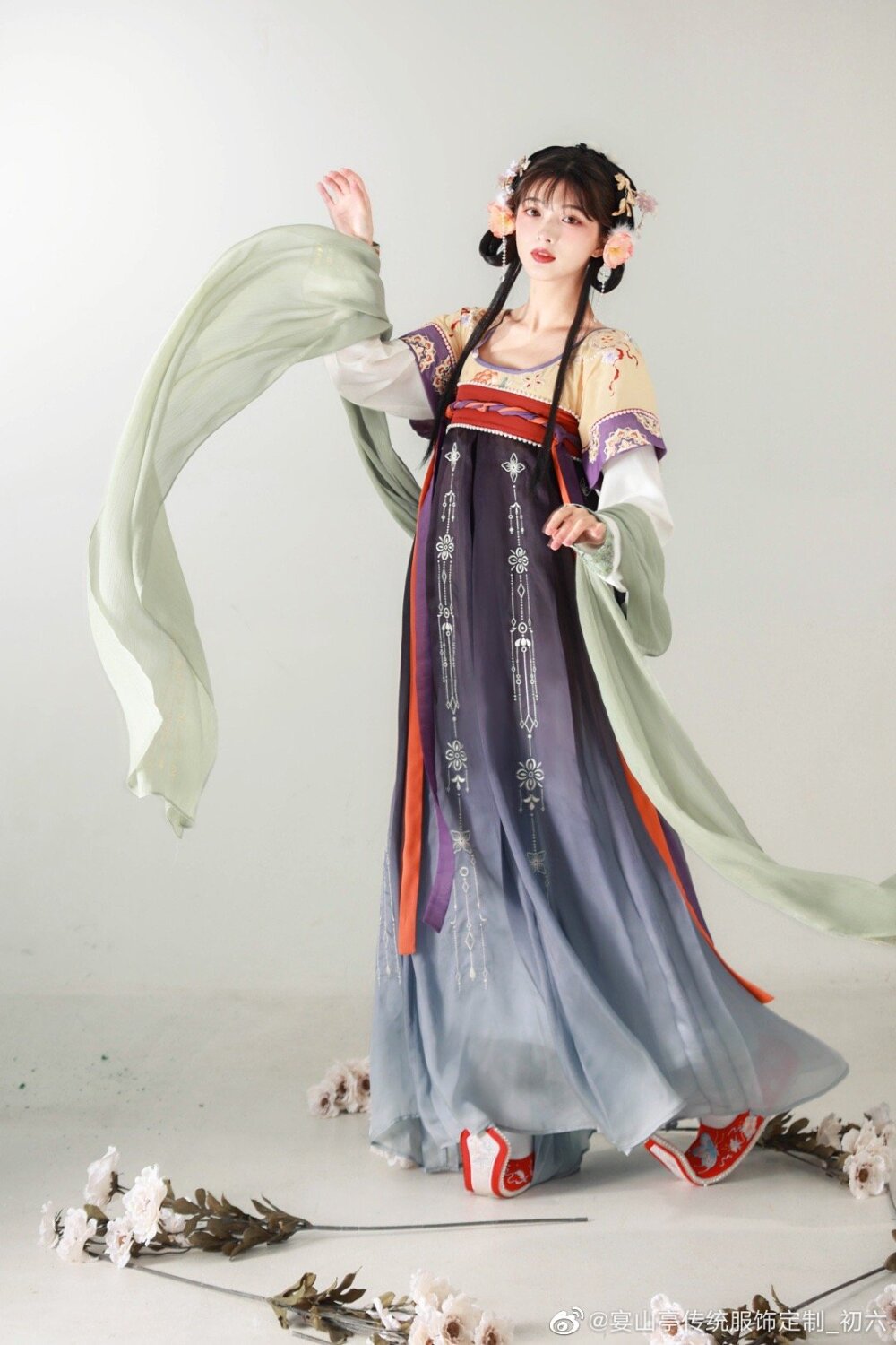 Heritage of the Heavy Industry:The Story of Cheongsam in the Modern Era Heritage of the Heavy Industry:The Story of Cheongsam in the Modern Era