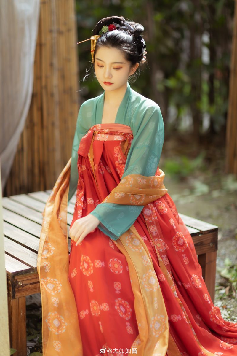 The Evolution of Bilateral Double-Round-Neck Cheongsam:A Blend of Tradition and Modernity The Evolution of Bilateral Double-Round-Neck Cheongsam:A Blend of Tradition and Modernity