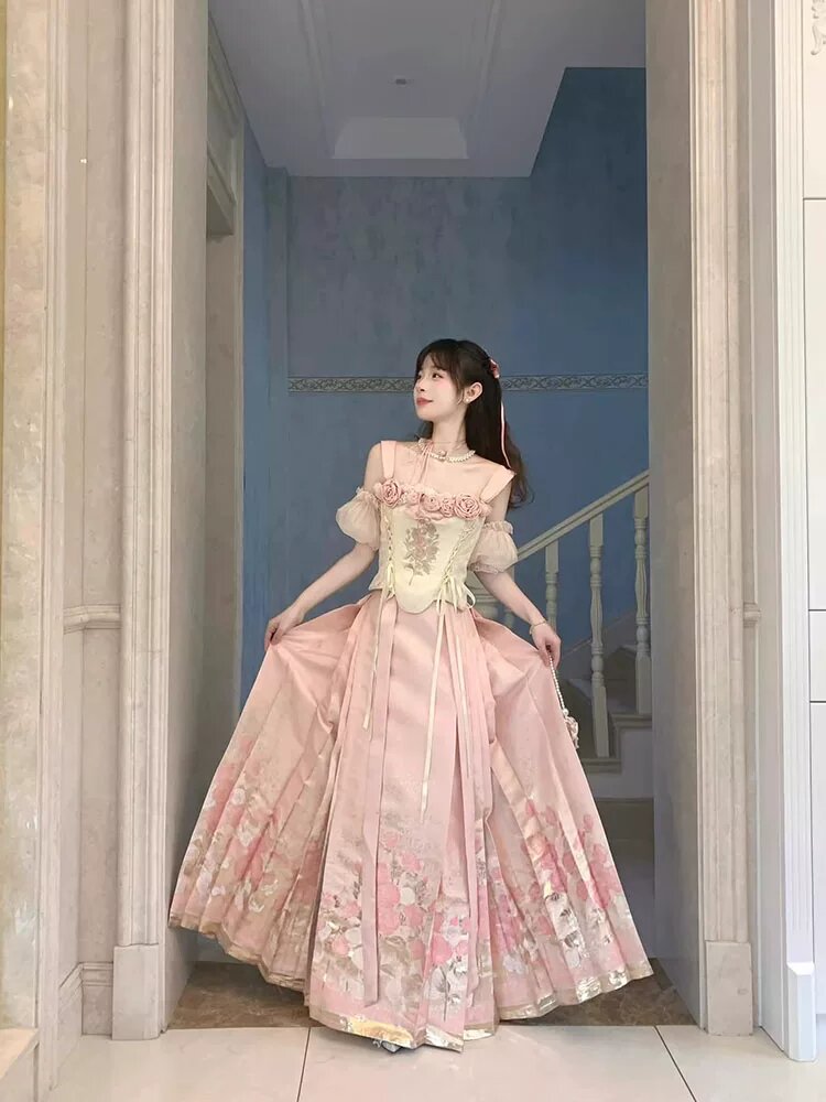 Blue and White Porcelain:The Splendor of Traditional Chinese Hanfu Blue and White Porcelain:The Splendor of Traditional Chinese Hanfu