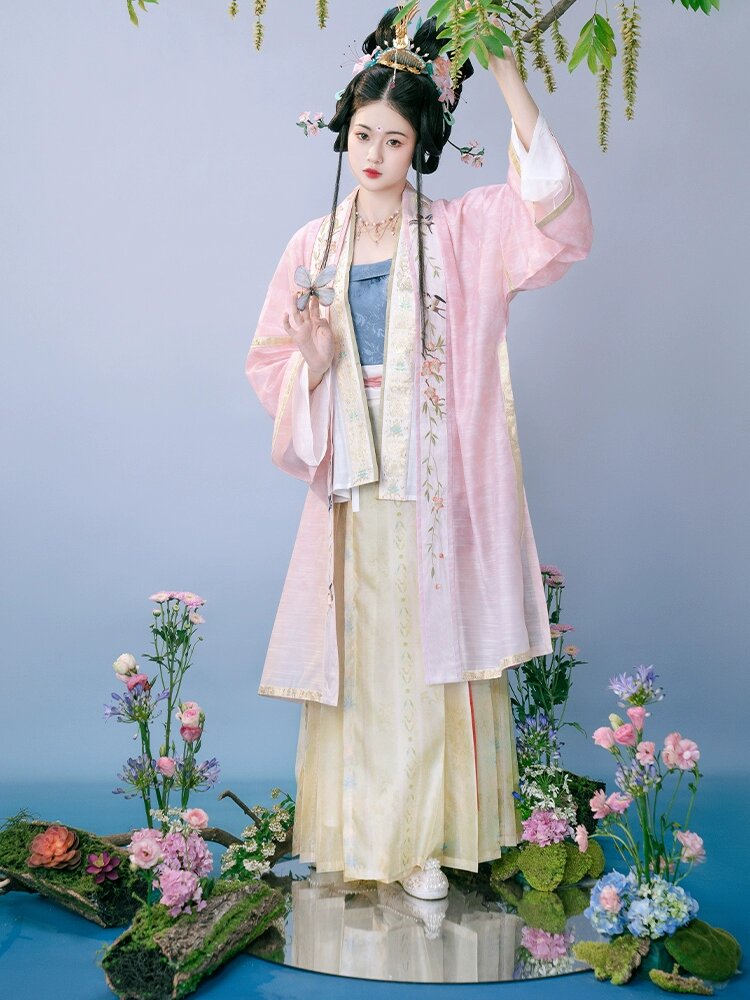 Little Kids in Traditional Hanfu Skirts for Summer Little Kids in Traditional Hanfu Skirts for Summer