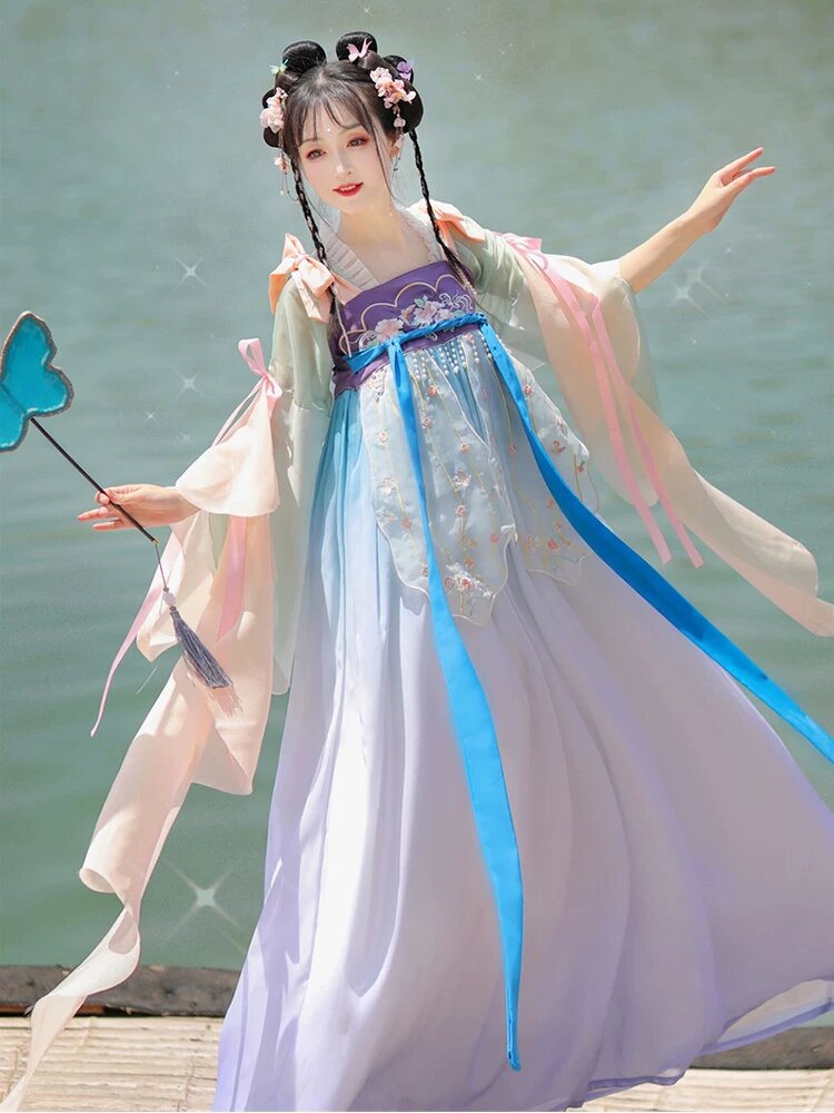 The Cold Elegance of Cheongsam:Embodying the Essence of Chinese Traditional Beauty The Cold Elegance of Cheongsam:Embodying the Essence of Chinese Traditional Beauty