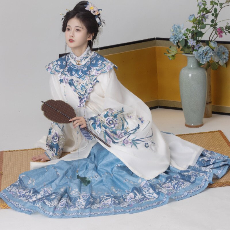 Ancient Charm of Necklaces and Ma mian Qun:The Beauty of Traditional Chinese Fashion Ancient Charm of Necklaces and Ma mian Qun:The Beauty of Traditional Chinese Fashion