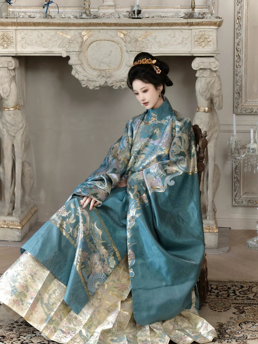 Daily Life of a Girl in Traditional Hanfu Fashion Daily Life of a Girl in Traditional Hanfu Fashion