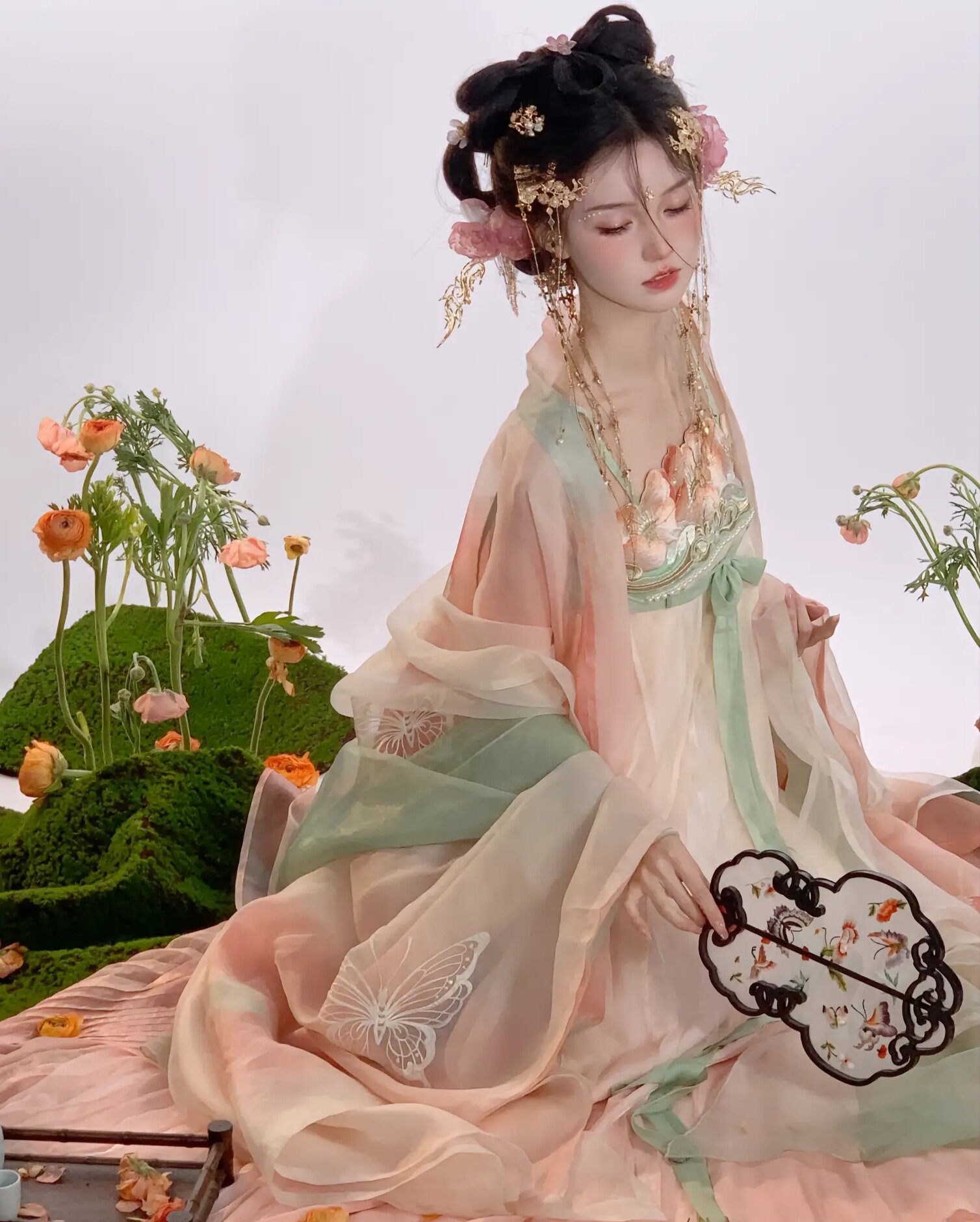 Embracing Traditional Elegance:The Youthful Qipao in Modern Ode to China Embracing Traditional Elegance:The Youthful Qipao in Modern Ode to China