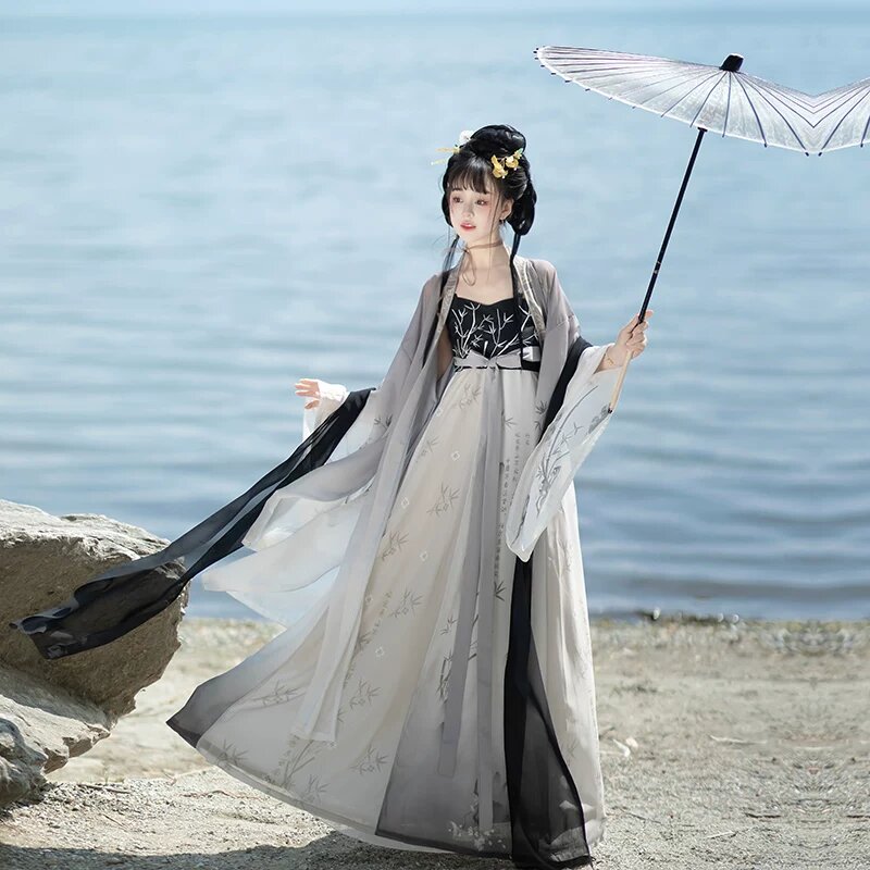 Elegant Traditional Attire for Ear-Cleaning Specialists:The Revival of Hanfu Fashion Elegant Traditional Attire for Ear-Cleaning Specialists:The Revival of Hanfu Fashion