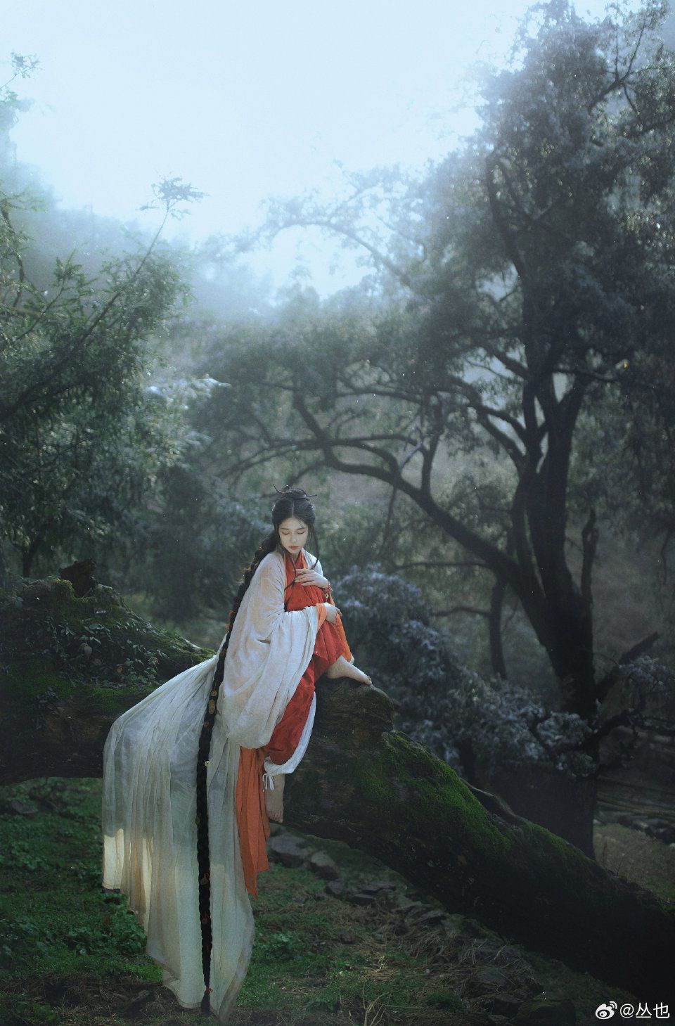 A Little Girl in Hanfu and White Shoes:A Glimpse into Traditional Chinese Childrens Fashion A Little Girl in Hanfu and White Shoes:A Glimpse into Traditional Chinese Childrens Fashion