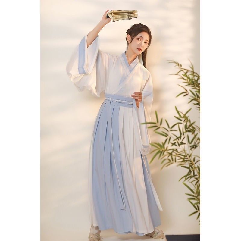 The Evolution of Hanfu Fashion:A Close Look at the Complementing Shoes