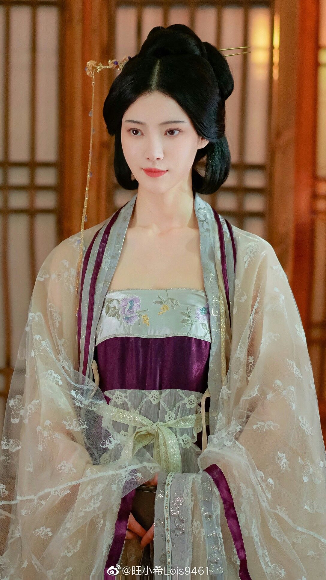 The Elegance of High-slit Cheongsam Skirts The Elegance of High-slit Cheongsam Skirts