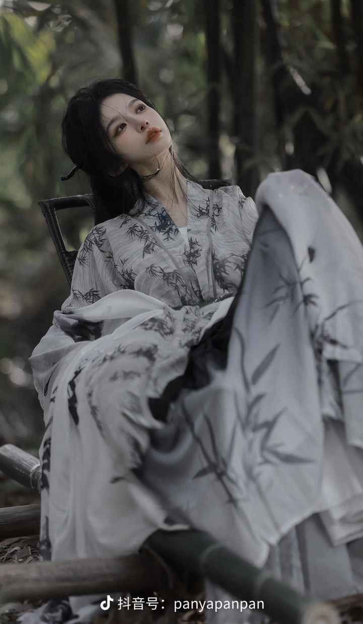 The Comparative Analysis of the Length of Chinese Traditional Clothing:The Bijiang and Hanfu The Comparative Analysis of the Length of Chinese Traditional Clothing:The Bijiang and Hanfu