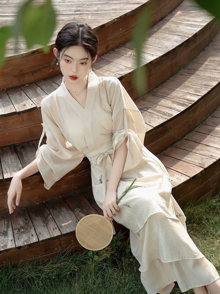 Moon-Flowers Original Hanfu:The Journey of Traditional Chinese Elegance Moon-Flowers Original Hanfu:The Journey of Traditional Chinese Elegance