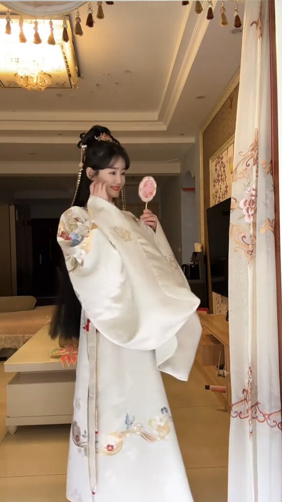 Embracing Tradition:The Evolution of Qipao in 2024 Embracing Tradition:The Evolution of Qipao in 2024
