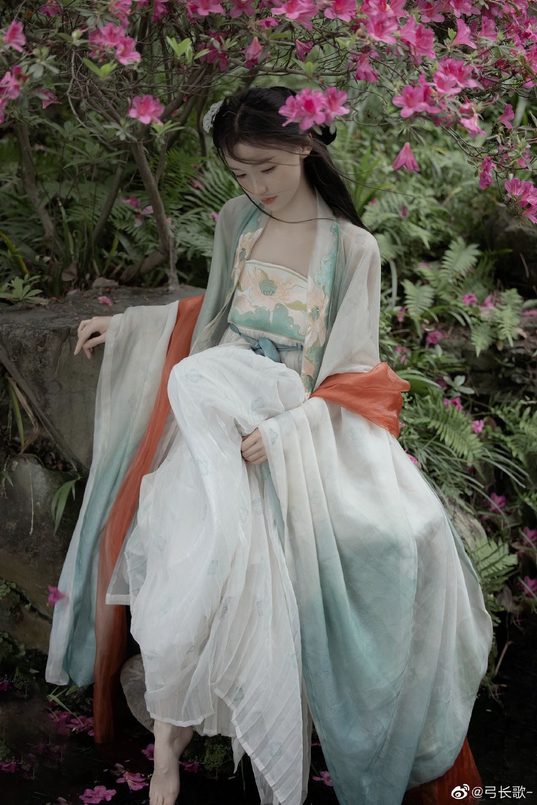 The Evolution of Traditional Hanfu Hair Accessories:The Role of Headbands The Evolution of Traditional Hanfu Hair Accessories:The Role of Headbands