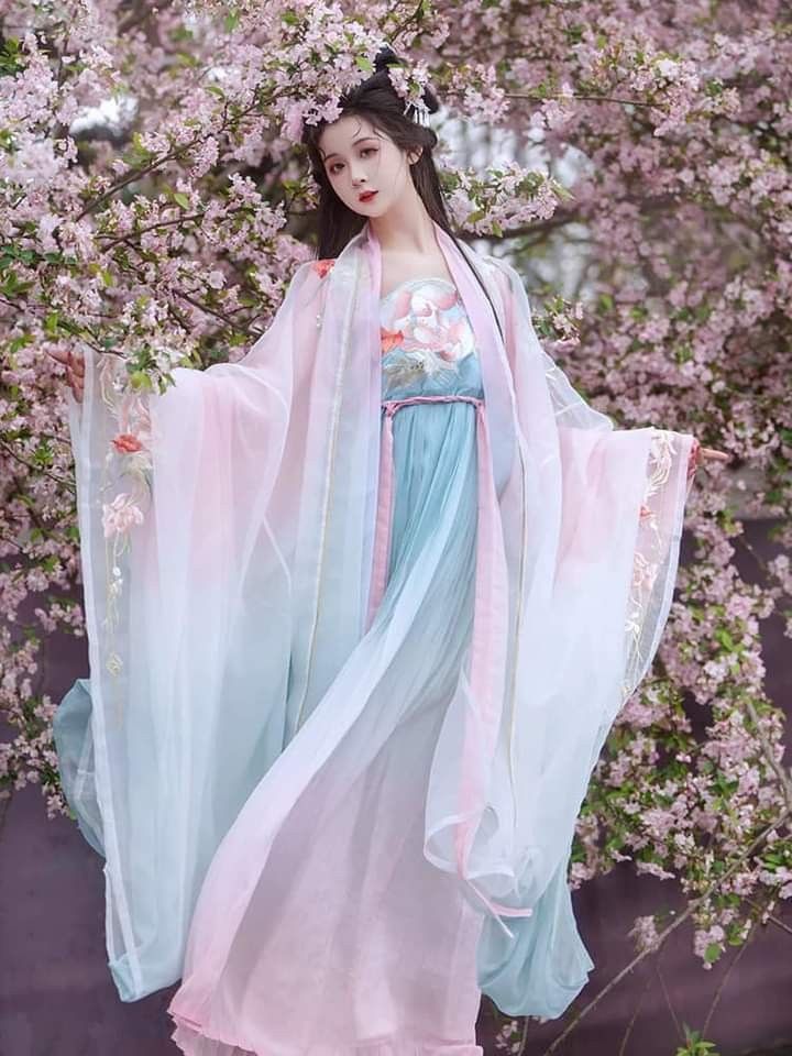 The Enchantment of Hanfu Qixiong Ruqun:The Charm of the Chest-High Robe The Enchantment of Hanfu Qixiong Ruqun:The Charm of the Chest-High Robe