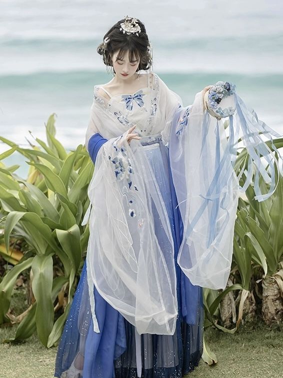 The Revival of Hanfu in Summer:Exploring the Elegance of Wei-Jin Style Traditional Chinese Clothing The Revival of Hanfu in Summer:Exploring the Elegance of Wei-Jin Style Traditional Chinese Clothing