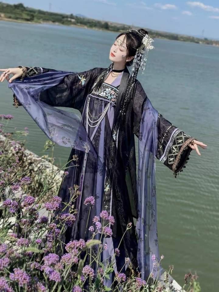 Traditional Chinese Wedding Dress:The Merging of Qun Style Skirt and Modern Chinese Blouse Traditional Chinese Wedding Dress:The Merging of Qun Style Skirt and Modern Chinese Blouse