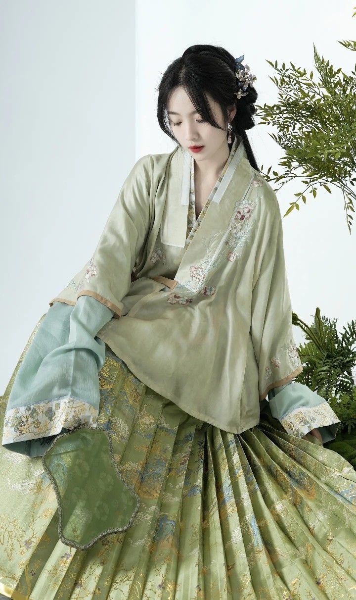 Ancient Charm Revisited:Pairing Traditional Gucai Blouses with Horseface Skirts Ancient Charm Revisited:Pairing Traditional Gucai Blouses with Horseface Skirts