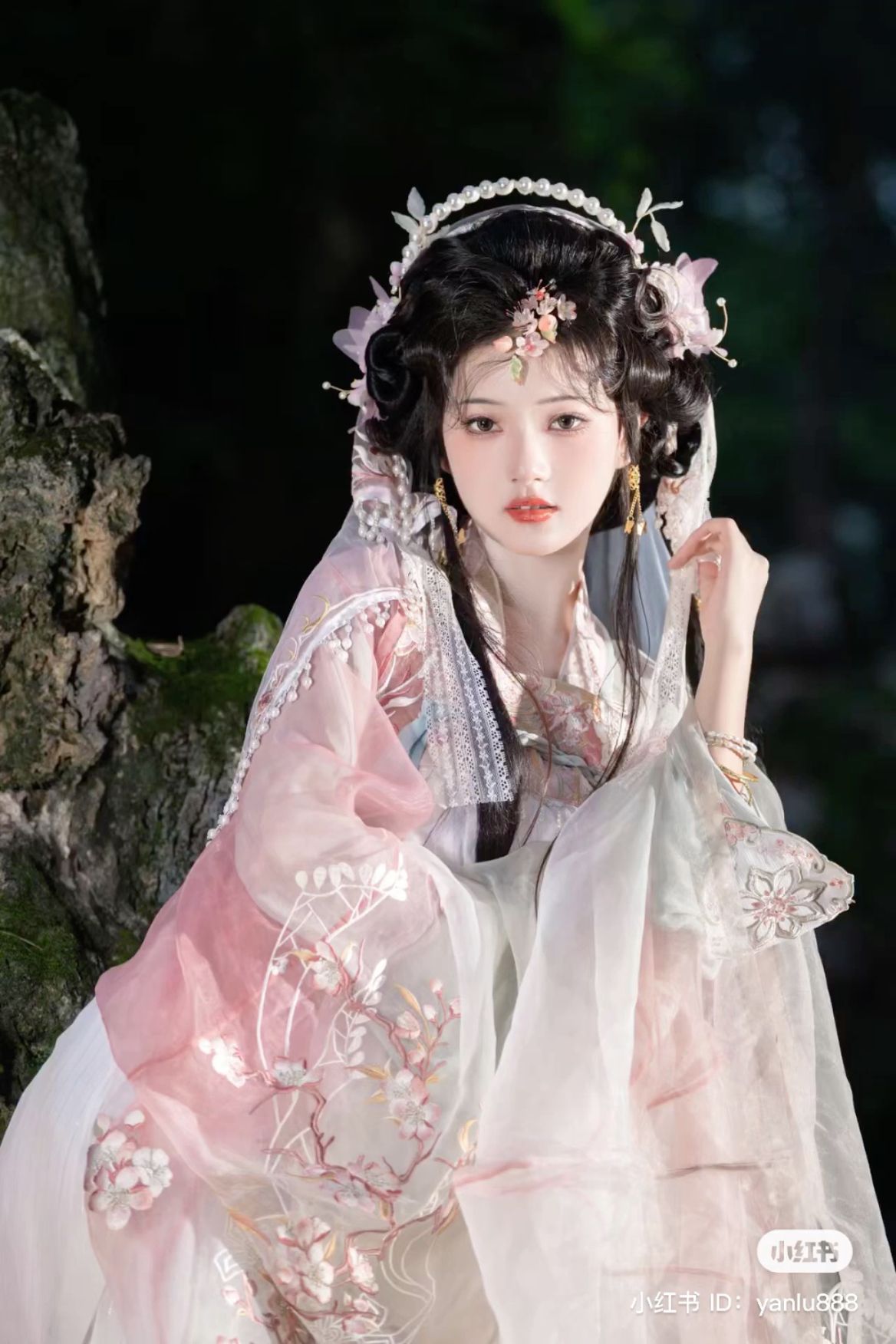 Phoenix in the Sky:The Magnificent Full-Set of Hanfu with a Phoenix Theme Phoenix in the Sky:The Magnificent Full-Set of Hanfu with a Phoenix Theme