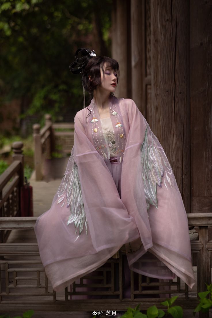 Joyful Rabbit in the Heavenly Pool:A Tale of Original Hanfu Fashion Joyful Rabbit in the Heavenly Pool:A Tale of Original Hanfu Fashion