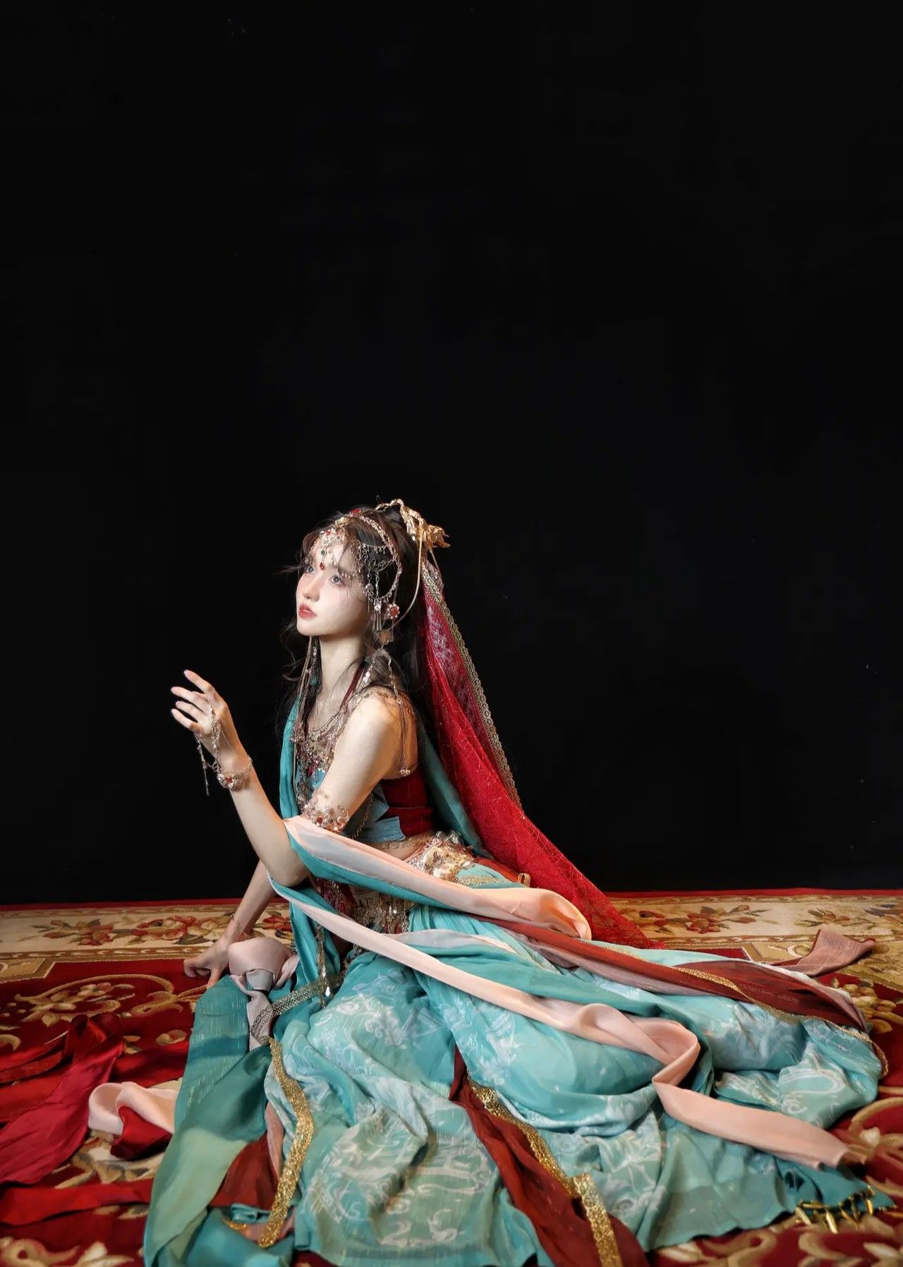 The Enchanting Journey of a Dunhuang Flying Girl in Traditional Hanfu Attire The Enchanting Journey of a Dunhuang Flying Girl in Traditional Hanfu Attire