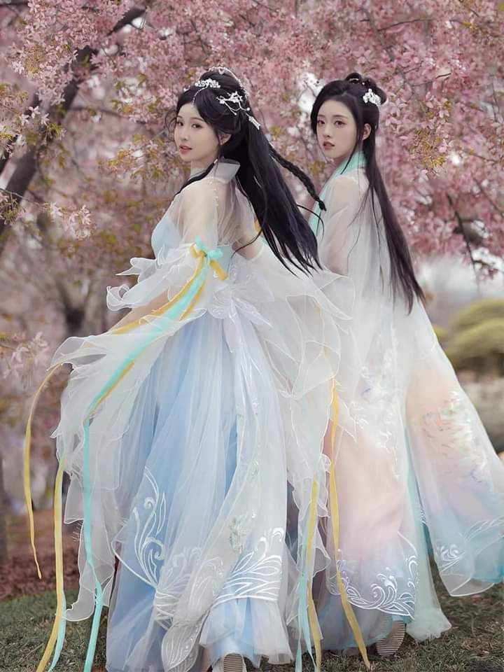 Poetic Gala:The Revival of Hanfu in the Realm of Poetry Poetic Gala:The Revival of Hanfu in the Realm of Poetry