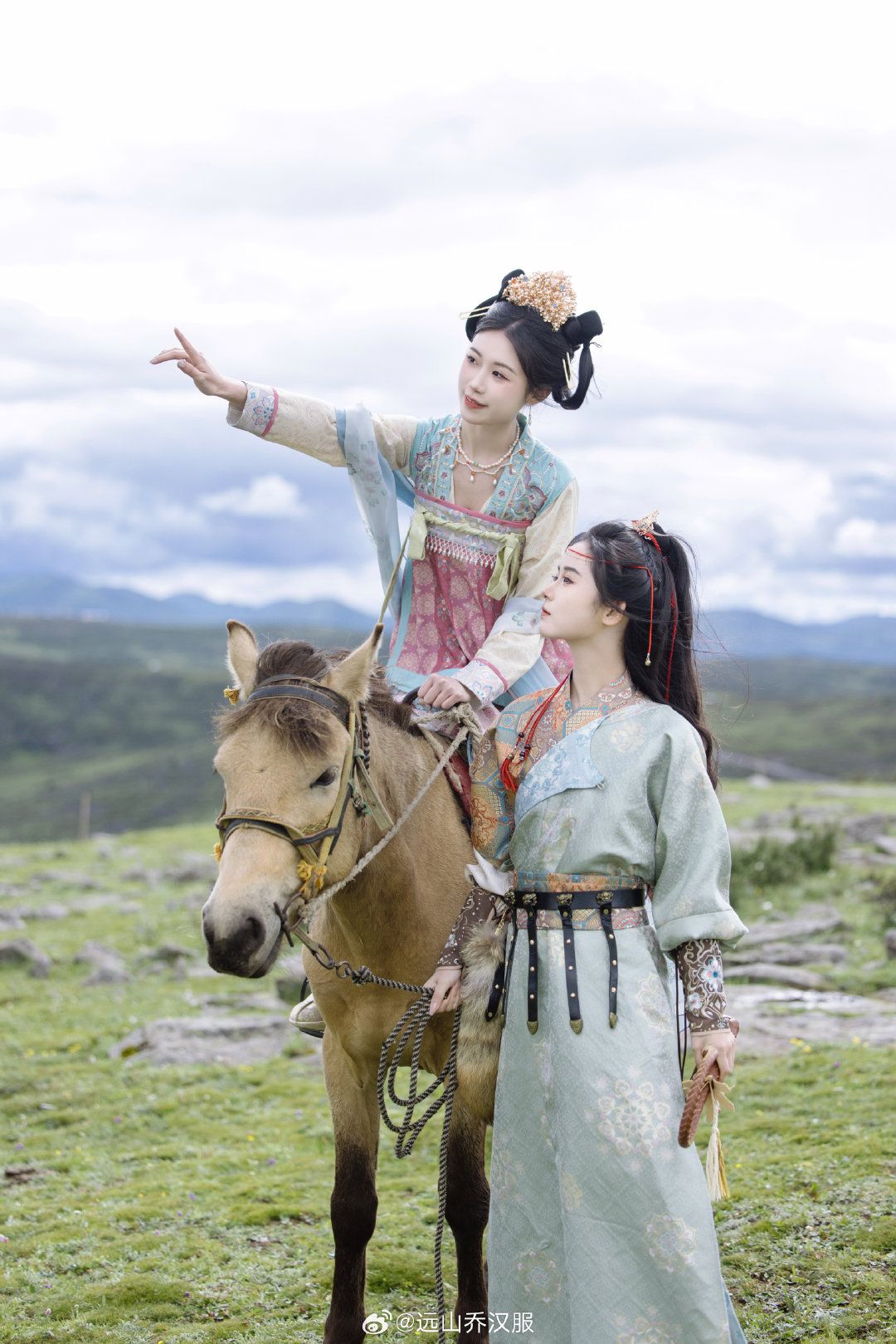 Fusion of Traditional and Modern:The Art of Pairing Hanfu with a Halter Dress Fusion of Traditional and Modern:The Art of Pairing Hanfu with a Halter Dress