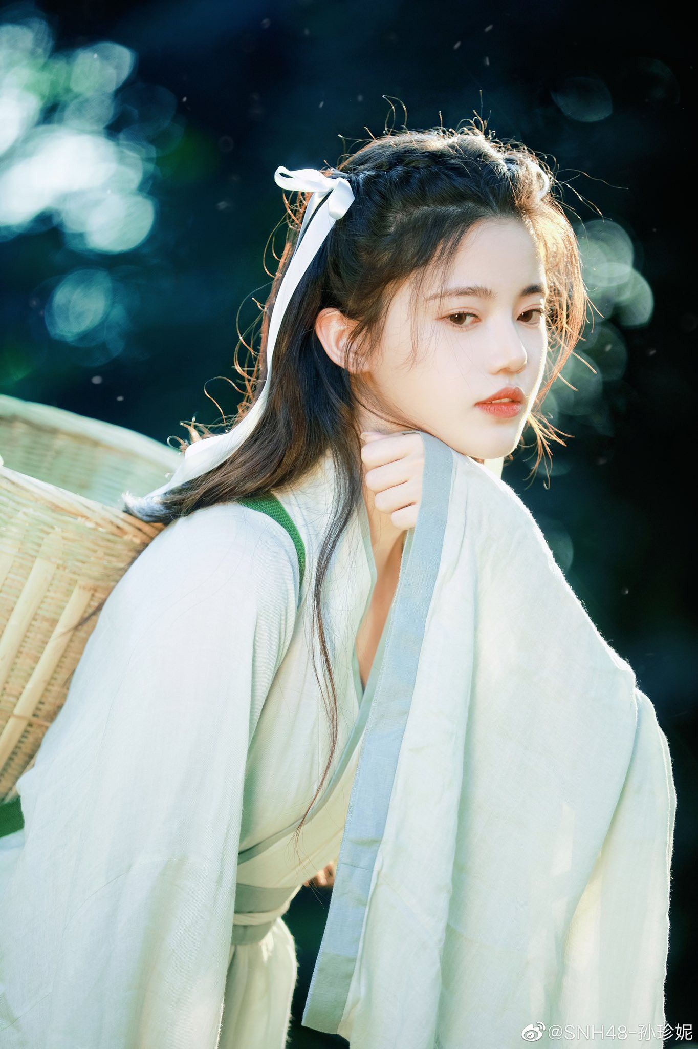 The Fabric of Traditional Chinese Hanfu:A Journey into its Making