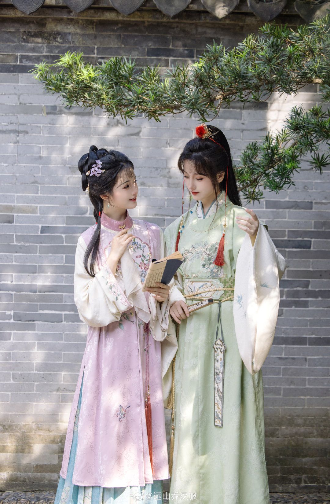 Reimagining Song-Style Hanfu for Modern Women:The Evolution of Traditional Chinese Ancient Costumes Reimagining Song-Style Hanfu for Modern Women:The Evolution of Traditional Chinese Ancient Costumes
