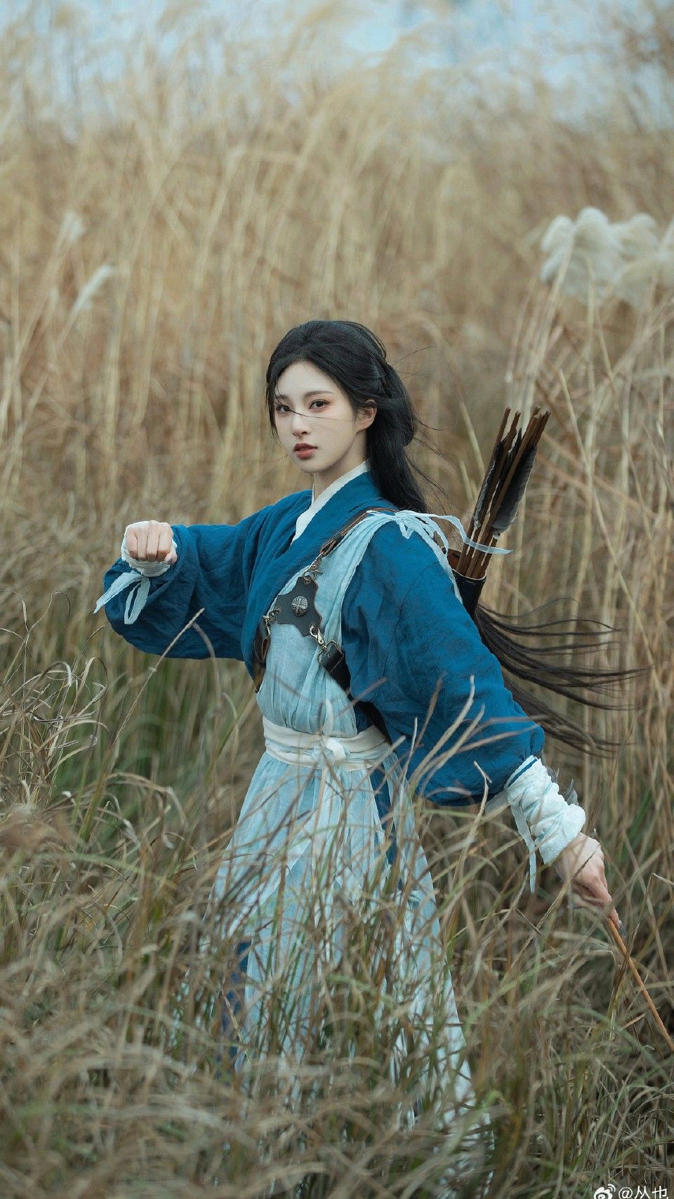 The Splendor of Traditional Chinese Wedding:The Red Phoenix Robe and the Golden Crown of Hanfu The Splendor of Traditional Chinese Wedding:The Red Phoenix Robe and the Golden Crown of Hanfu