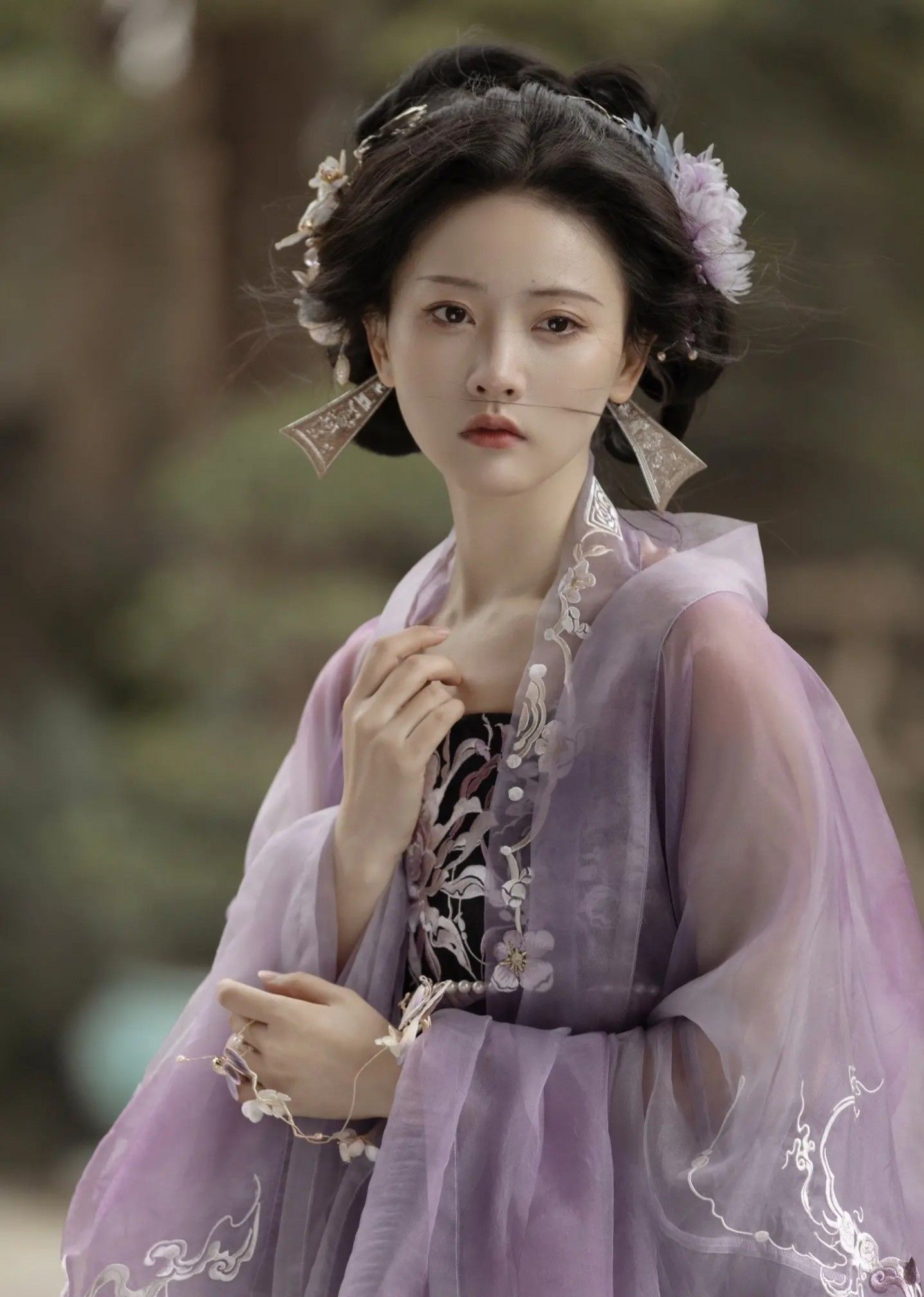 Silk Embroidery Cheongsam:A Traditional Beauty in Modern Vogue Silk Embroidery Cheongsam:A Traditional Beauty in Modern Vogue
