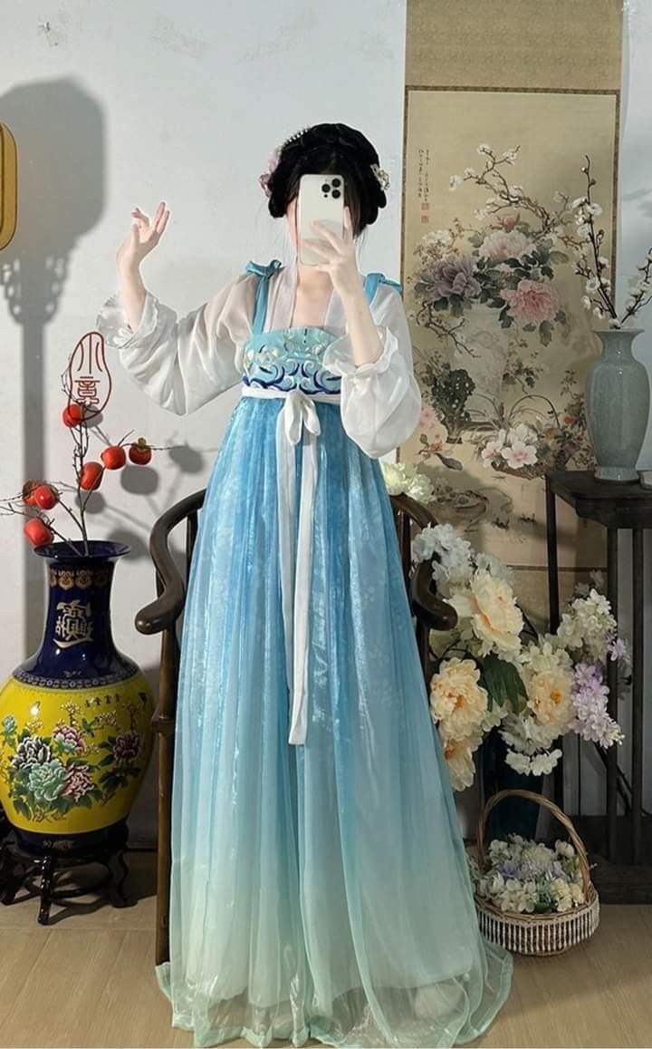 Ethereal Summer Styles for Little Girls in Traditional Hanfu Costumes A Light and Breezy Approach