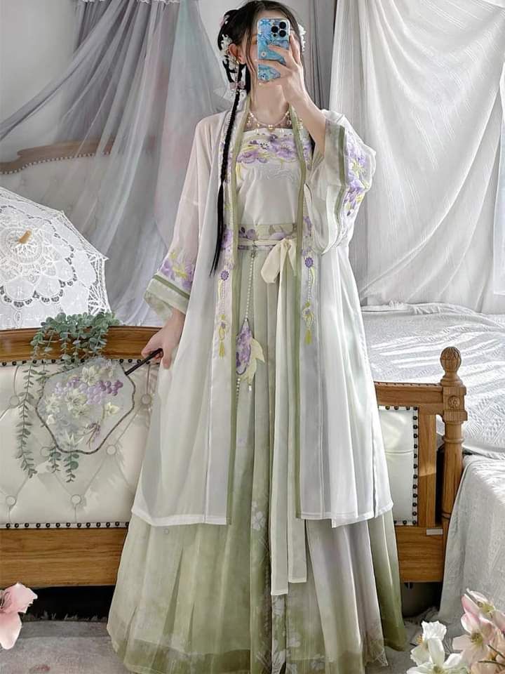 The Splendor of Traditional Hanfu Hair Accessories:The Story of Flower-Inserted Combs The Splendor of Traditional Hanfu Hair Accessories:The Story of Flower-Inserted Combs