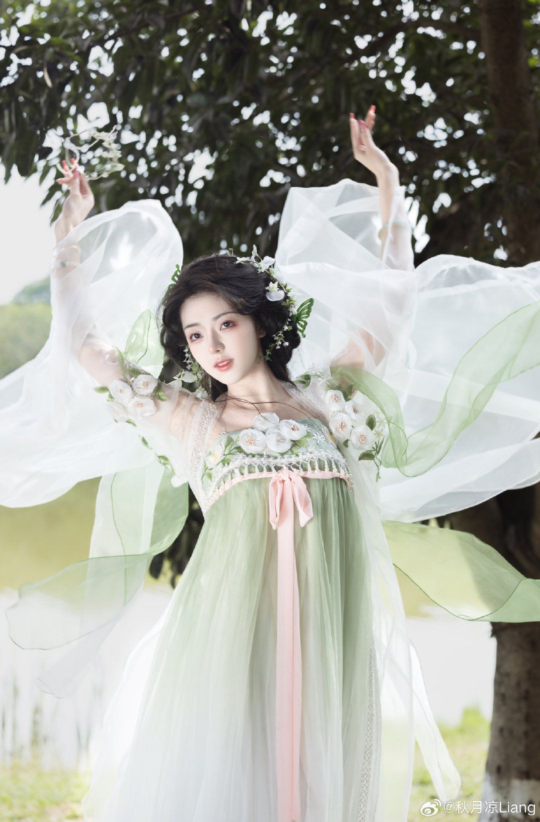 The Enchantment of Hongzhuangge Cheongsam:The Story of a Traditional Chinese Beauty The Enchantment of Hongzhuangge Cheongsam:The Story of a Traditional Chinese Beauty