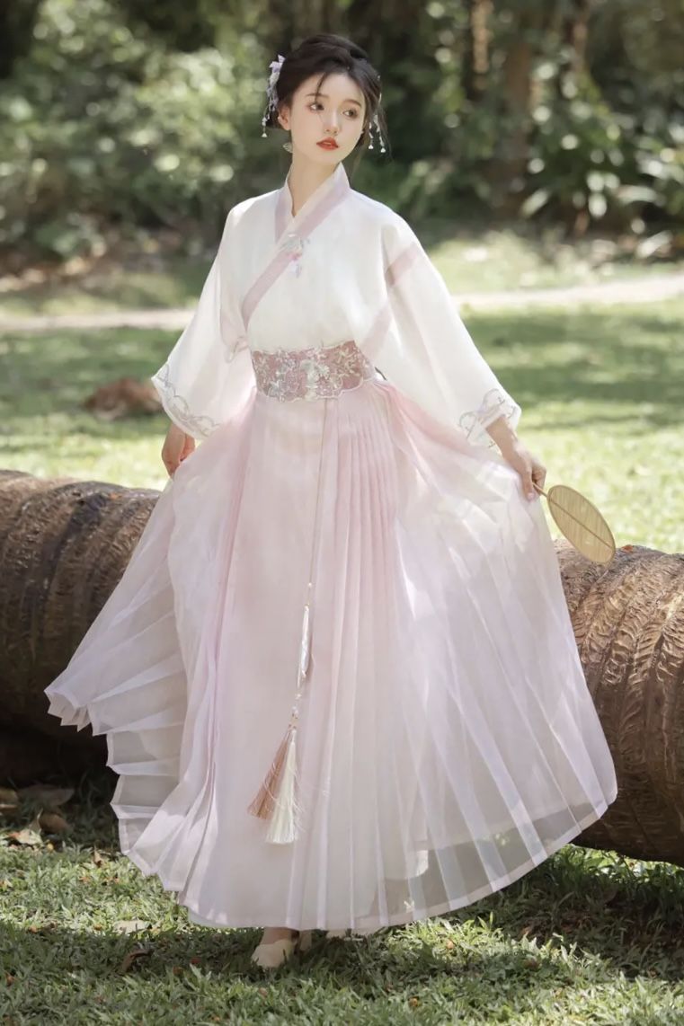 Plus-Size Short-Armed Cheongsam Blouses:A Fashionable and Comfortable Choice Plus-Size Short-Armed Cheongsam Blouses:A Fashionable and Comfortable Choice