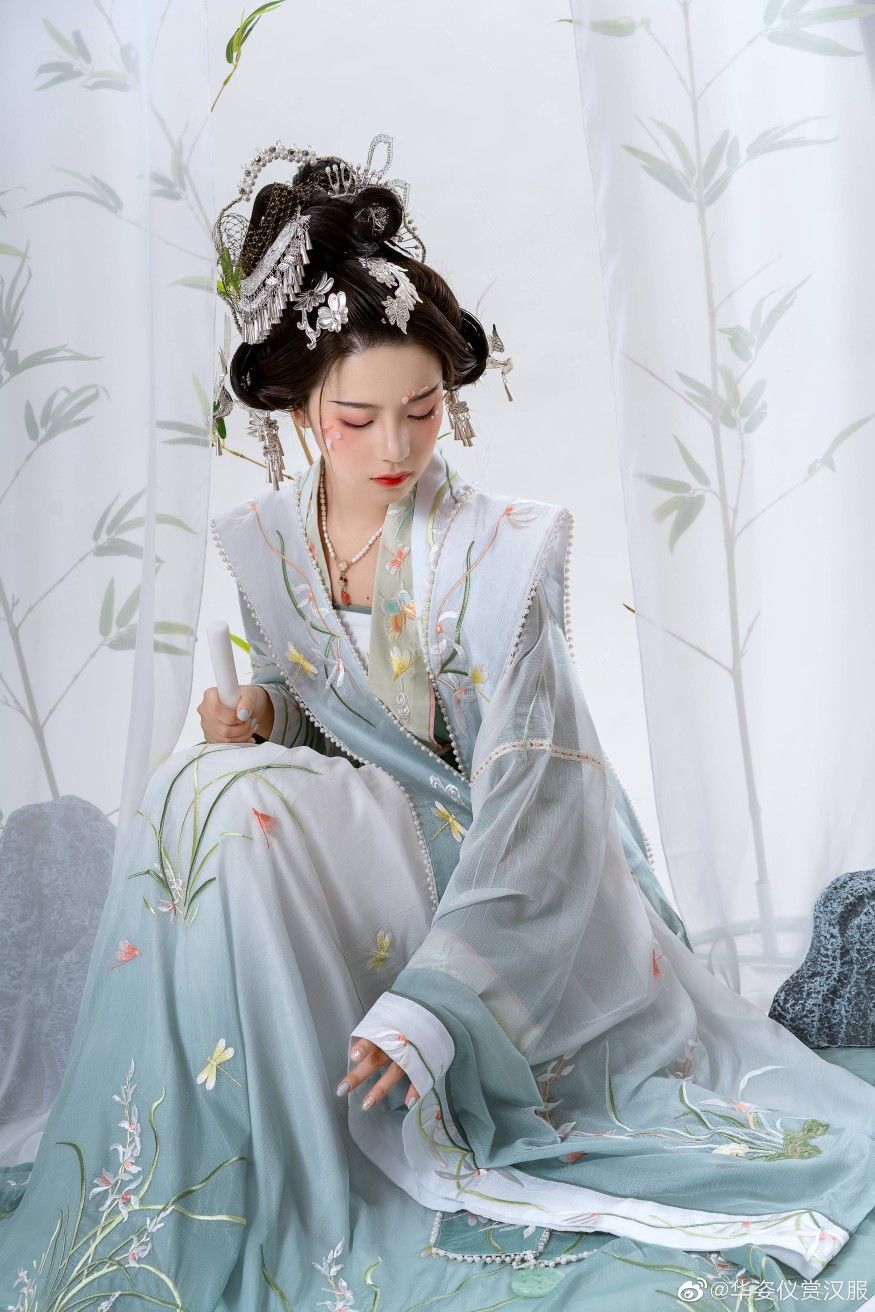 Modern Qipao:Embracing Tradition in Modern Fashion Modern Qipao:Embracing Tradition in Modern Fashion