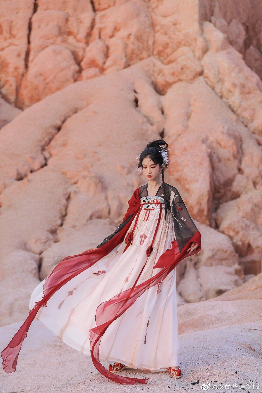 Reimagining the Classic Cheongsam Suit:A Modern Two-Piece Ensemble for Women Reimagining the Classic Cheongsam Suit:A Modern Two-Piece Ensemble for Women