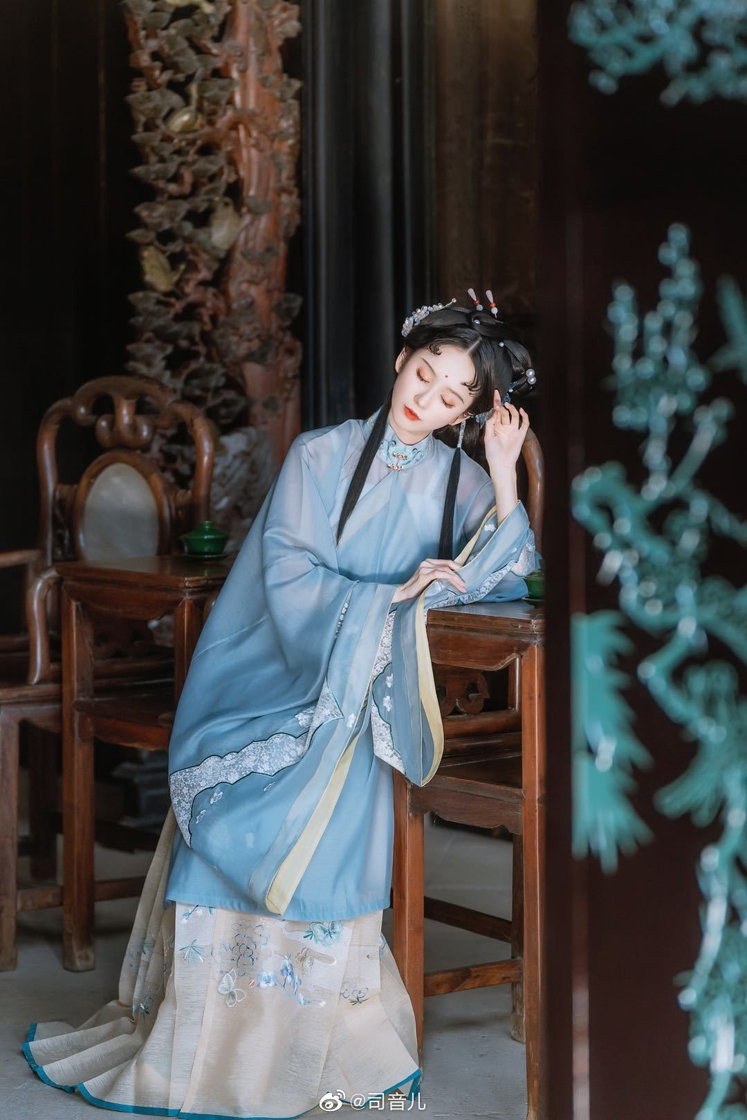 Embracing Summer in a Splendid Heavy-Stitched Cheongsam with Embroidery Embracing Summer in a Splendid Heavy-Stitched Cheongsam with Embroidery
