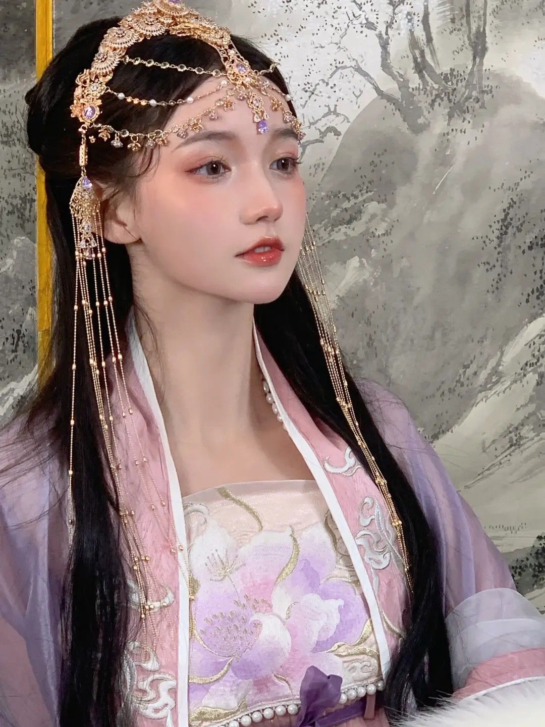 The Splendor of Ming-Style Hanfu Costumes:A Detailed Exploration